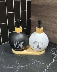 resimler/genel/Cam Sıvı Sabunluk Dispenser 3’lü Set – Bambu Altlıklı (Hands – Dishes – Soap)